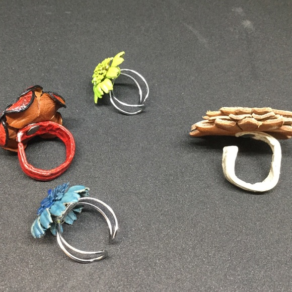 Collection of 4 adjustable leather flower rings - Picture 13 of 14